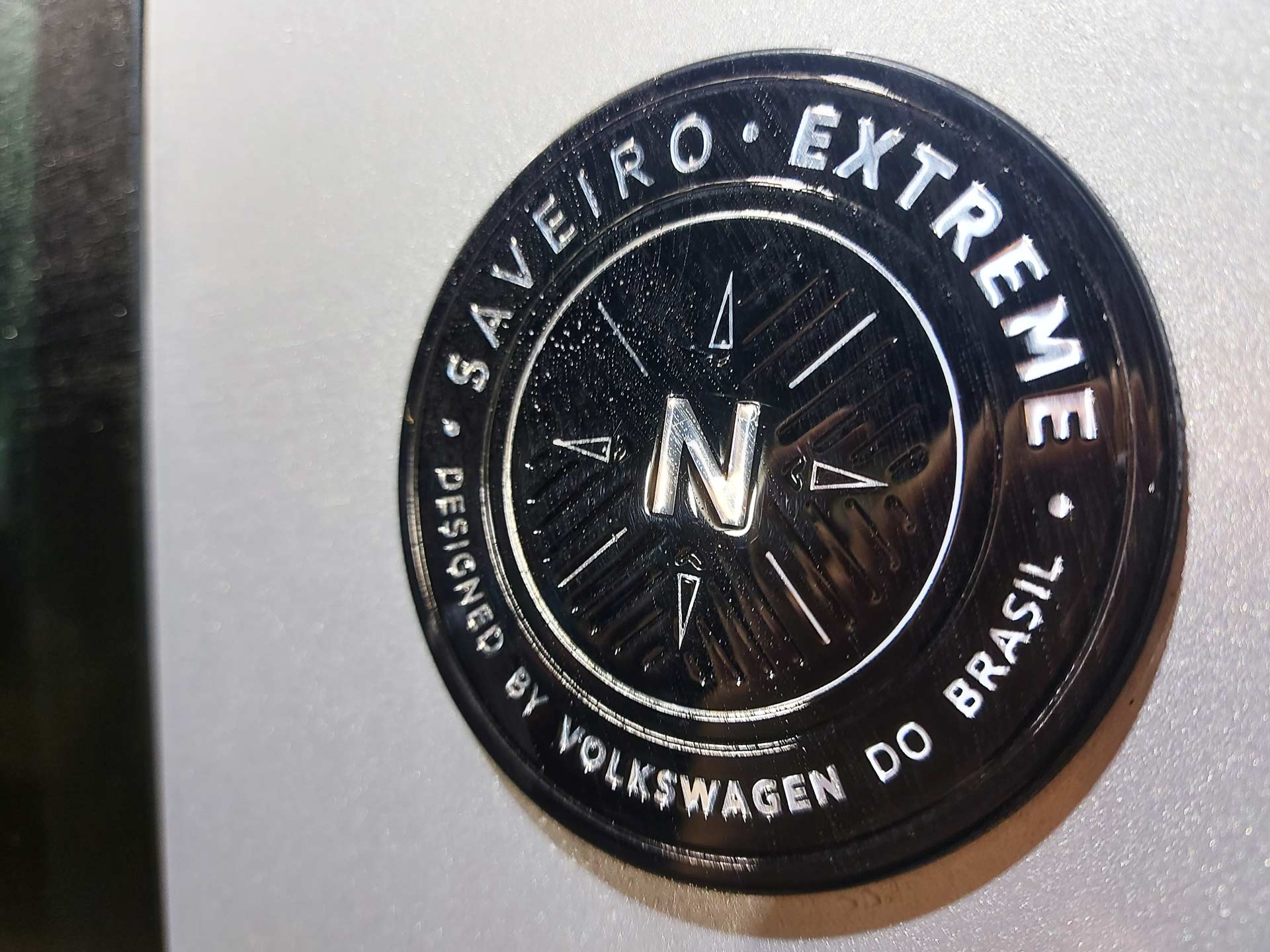 Nueva-Saveiro-2024-gris-Extreme-logo