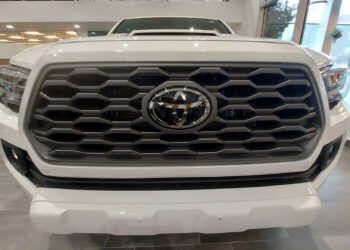 Tacoma-MY-2023-blanca-frente-precio