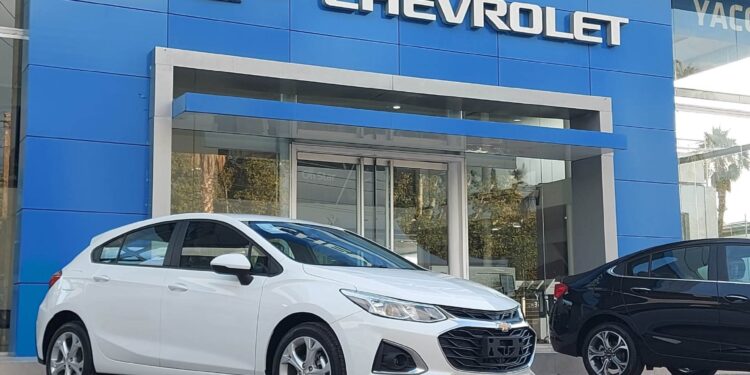 Venden los últimos Chevrolet Cruze con un dólar a 1100 pesos