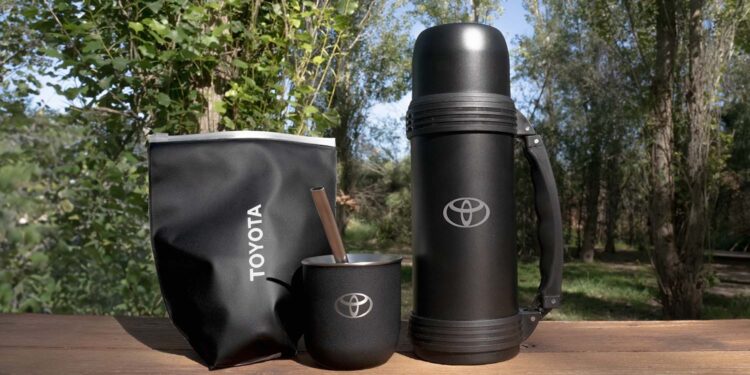 Desde camperas hasta kits de emergencia, todo lo que ofrece la boutique Toyota