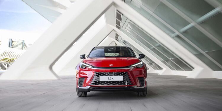 Conocé el Lexus LBX, el flamante SUV híbrido que llegó al país