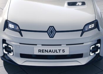 El Renault 5 E-Tech 100% eléctrico presenta su flamante versión Roland-Garros