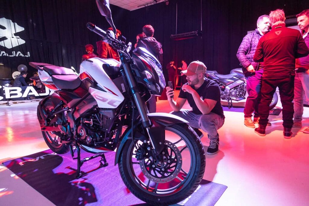 Rotting Rouser Bajaj presentó las nuevas Rouser NS160 y la NS200