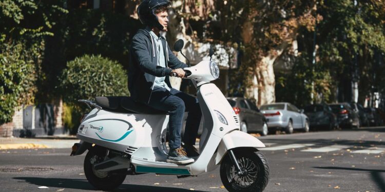 Motomel STRATOe: con estos detalles y precio se lanza la primera moto eléctrica de la marca