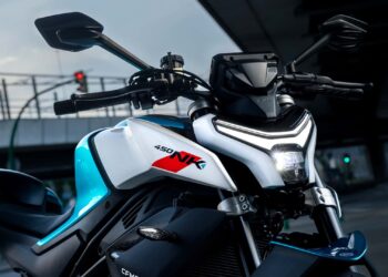 El segmento Naked on fire, la nueva CFMoto 450NK fue presentada en el país
