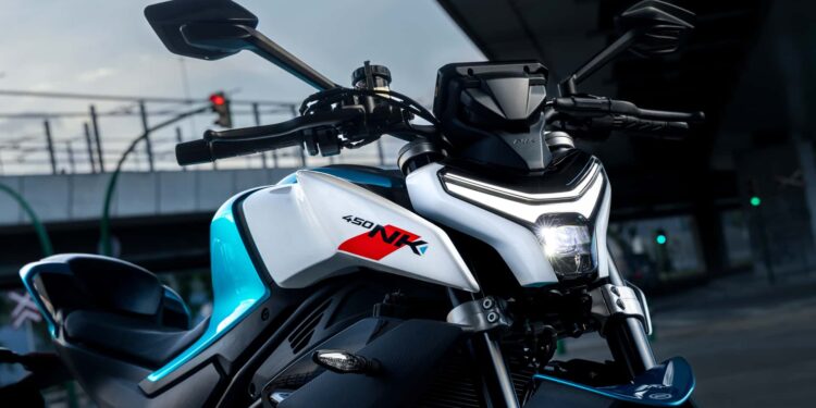 El segmento Naked on fire, la nueva CFMoto 450NK fue presentada en el país