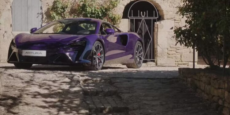 Emily in Paris McLaren Artura Lavanda