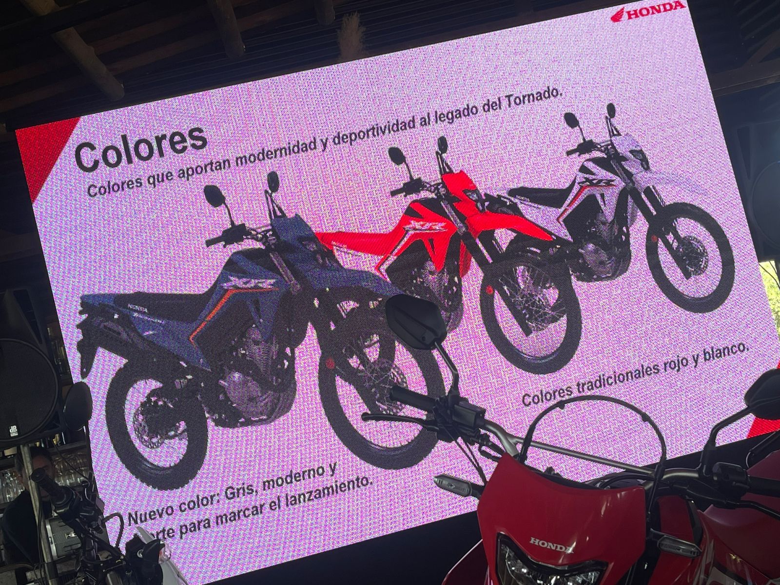 Honda XR300L Tornado presentacion colores