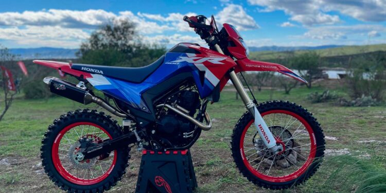 Honda-XR300L-Tornado-presentacion-tricolor-portada-2