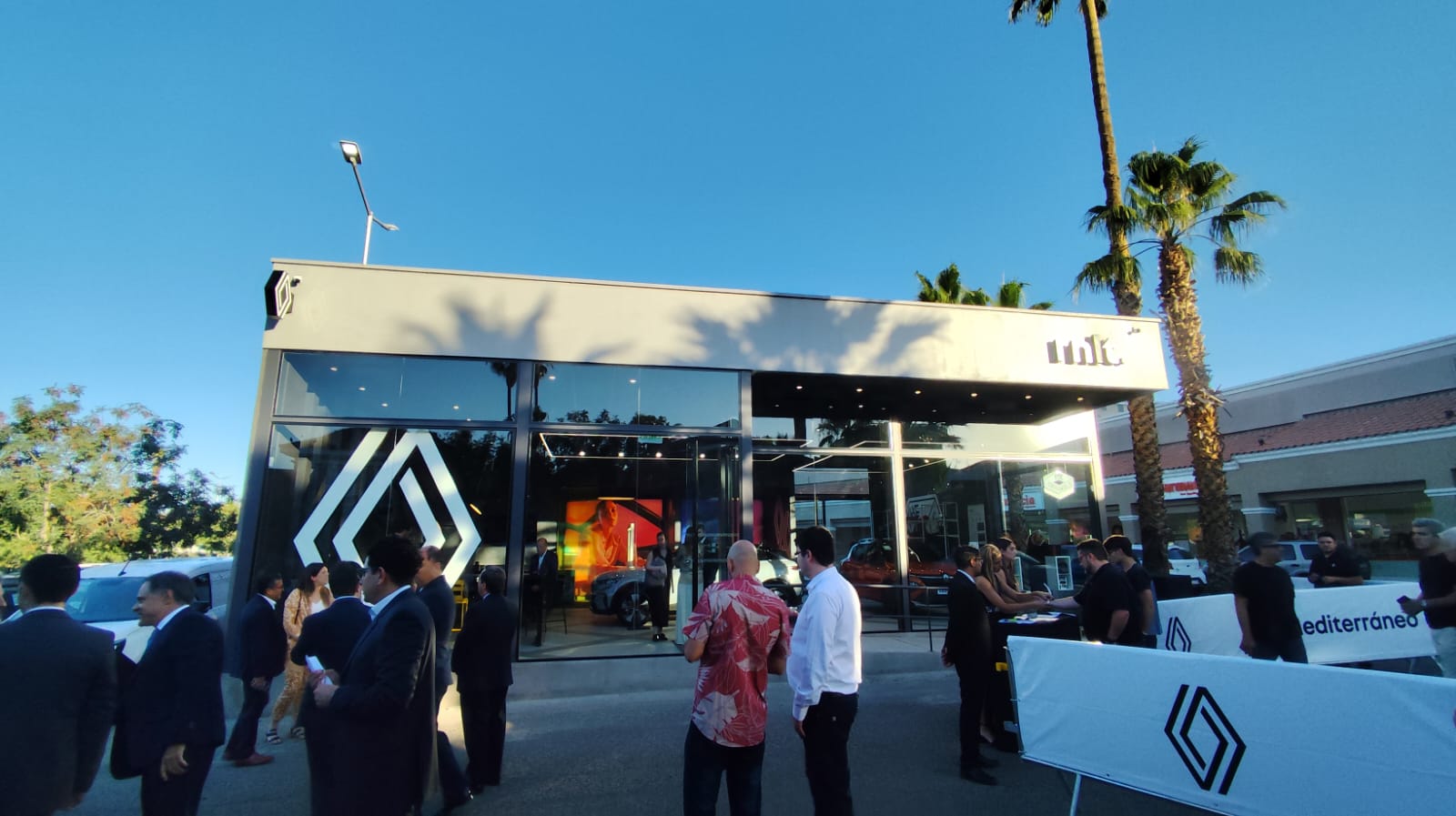 Tienda Renault RNLT en Palmares Mall, durante el evento de inauguración en Mendoza.