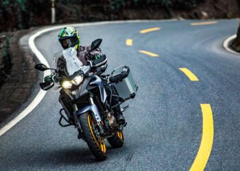 QJMotor SRT 700X, la trail que encara febrero con beneficios especiales