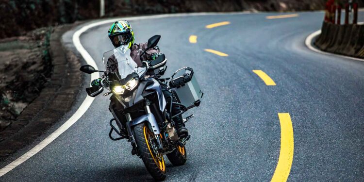 QJMotor SRT 700X, la trail que encara febrero con beneficios especiales