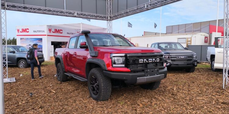 JMC Grand Avenue: llegó al país la copia de la Ford F-150 y Raptor