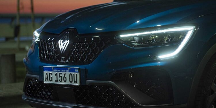 El Renault Arkana E-Tech Hybrid inicia su camino ¿cuánto cuesta y que ofrece el SUV coupé?