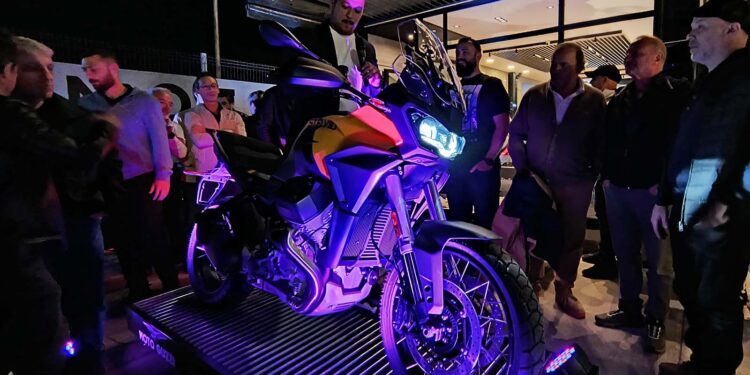 Con la Moto Guzzi Stelvio de estrella, Motoplex Cuyo inauguró su renovado concesionario en Mendoza