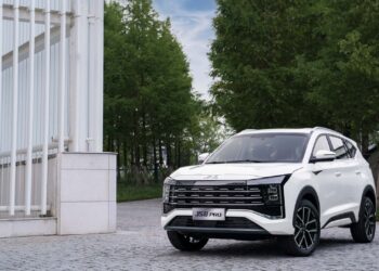 JAC lanza en Argentina el JS8 Pro, el SUV para siete personas.