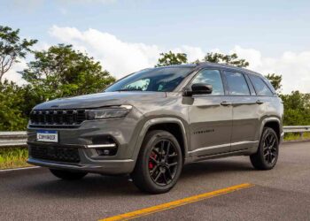 Jeep lanza la nueva versión Blackhawk para los SUV Compass y Commander