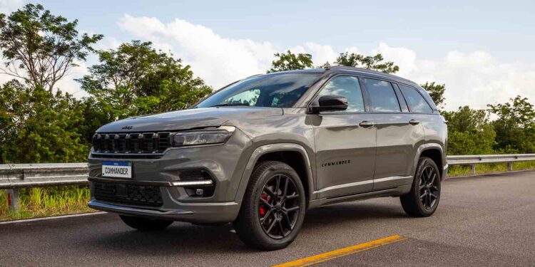 Jeep lanza la nueva versión Blackhawk para los SUV Compass y Commander