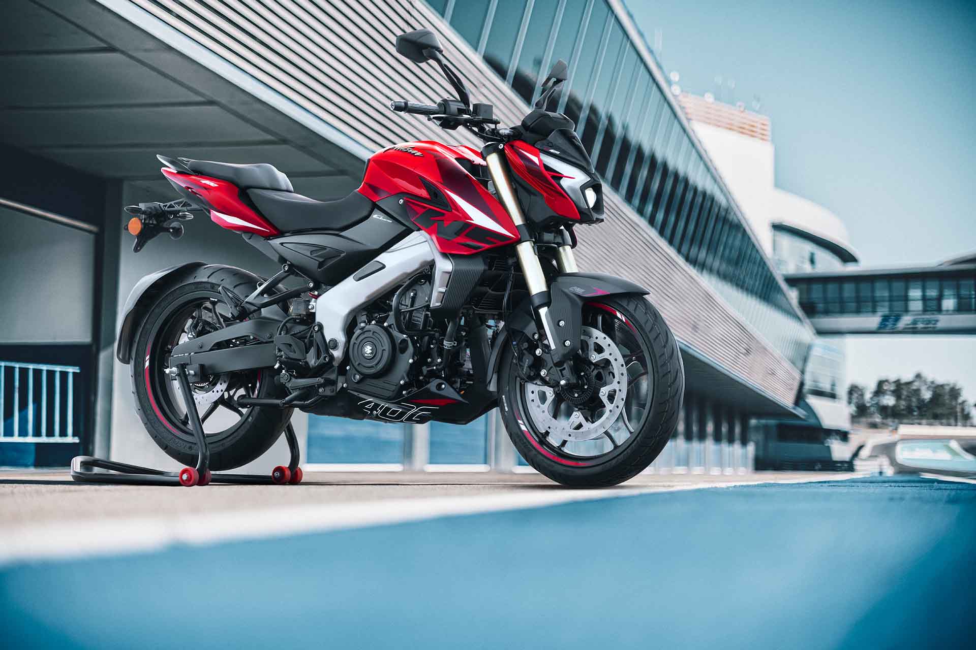 nueva Rouser NS400z