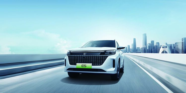 DFSK presentó en Argentina el E5, el SUV híbrido enchufable ¿qué ofrece y cuánto cuesta?