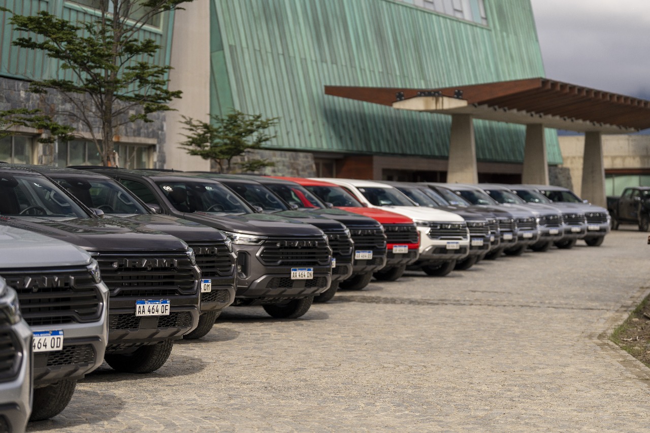 RAM DAKOTA 2025 GAMA