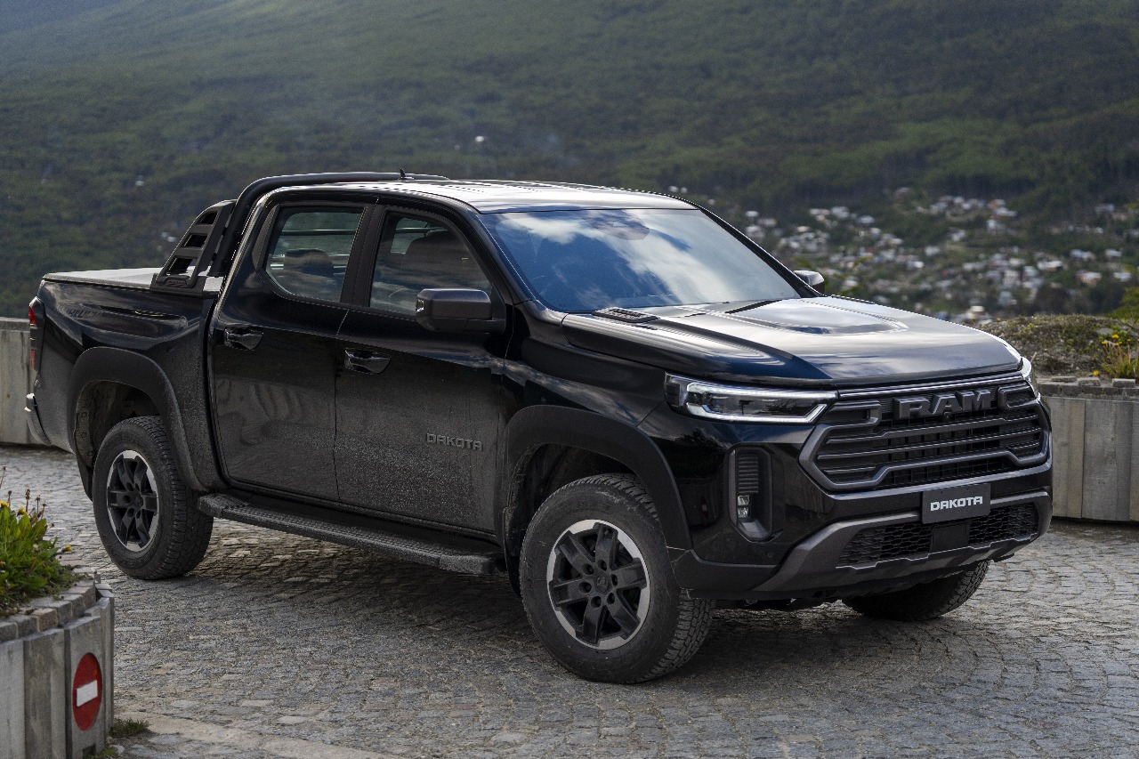 RAM DAKOTA 2025 GRIS