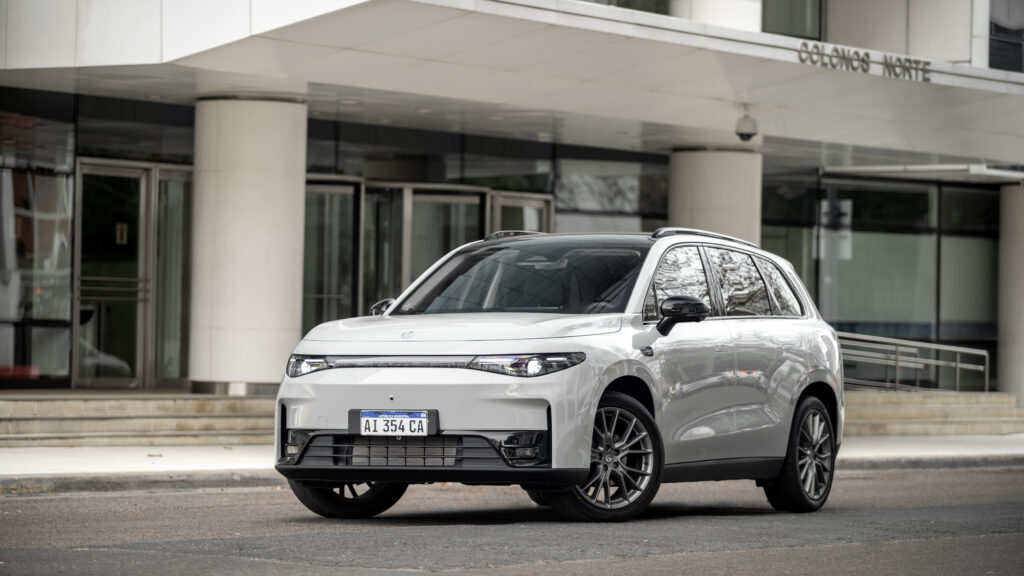 Leapmotor lanzó el C10 híbrido con más de 1.000 km de autonomía 1 Leapmotor-C10-híbrido (5)
