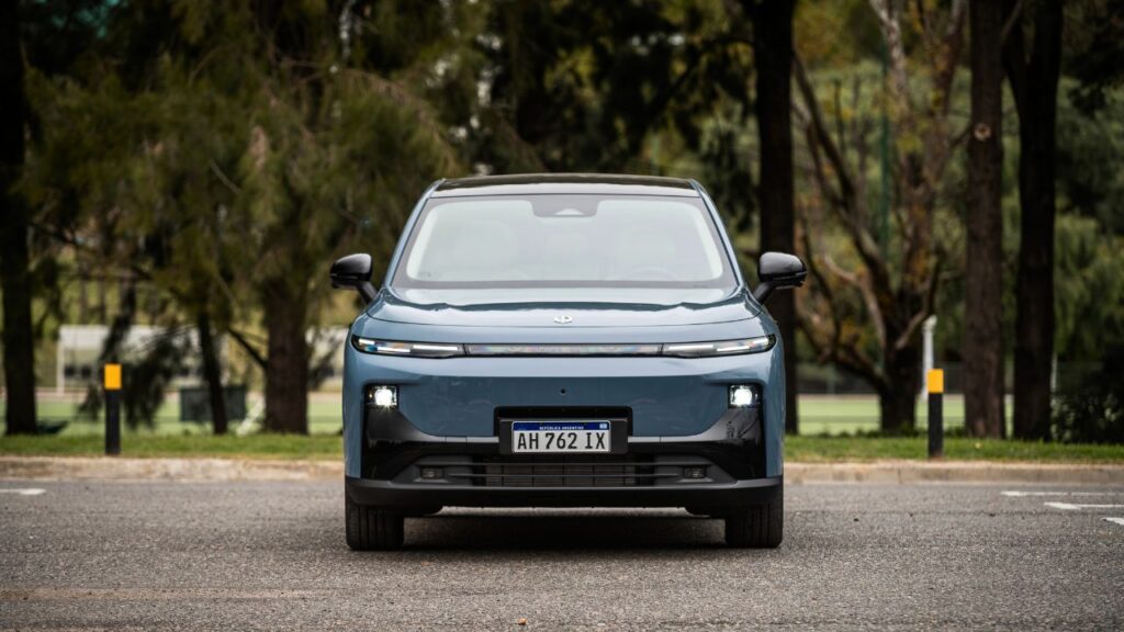 Nuevo Leapmotor B10 híbrido: ultra tecnológico y con 900 km de autonomía 3 Nuevo Leapmotor B10 híbrido
