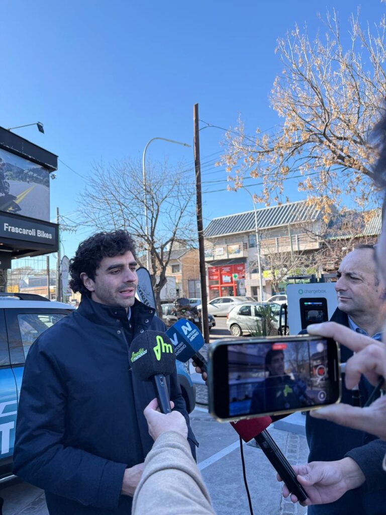 Autos eléctricos: Mendoza ya tiene el primer cargador de alta velocidad 3 natalio mema chargebox