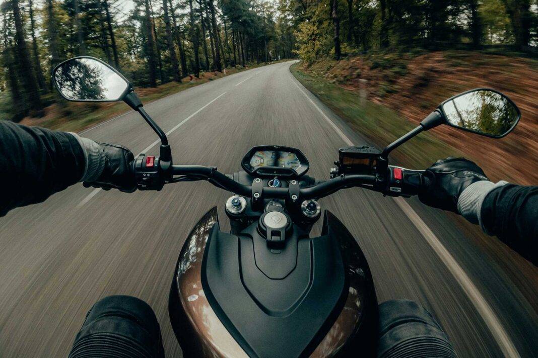 POV motocicleta en ruta