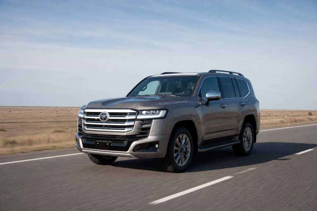 Toyota lanza el nuevo Land Cruiser 300 con mejoras en motorización, diseño y más 2 Land Cruiser 300 1