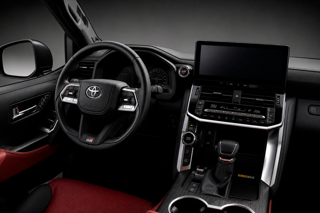 Toyota lanza el nuevo Land Cruiser 300 con mejoras en motorización, diseño y más 6 Land Cruiser 300 GR S 2