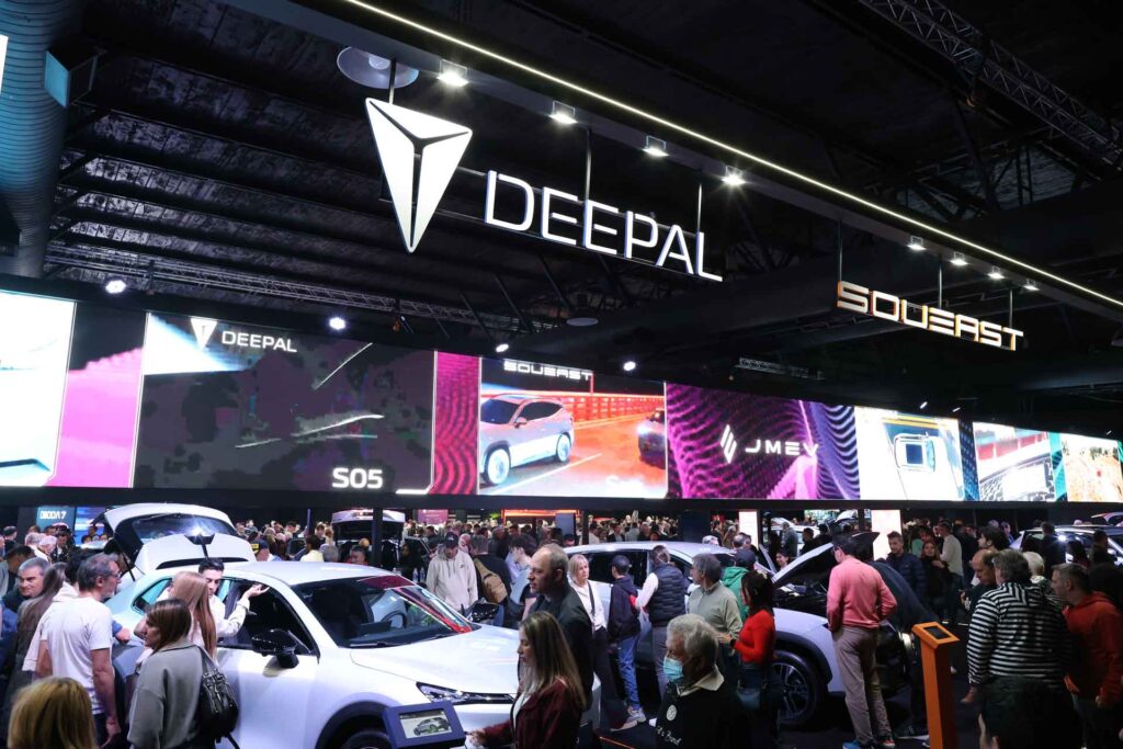 Debutó el Deepal S05: nueva marca y modelo híbrido enchufable 1 Deepal Stand