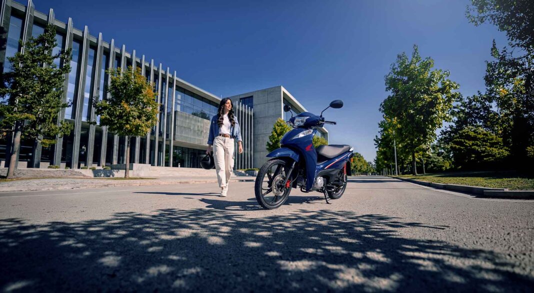 Honda Biz110 - Ambientada Mujer Honda Biz 110
